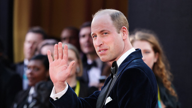 Sozinho nos BAFTA, príncipe William pede desculpa em nome de Kate 