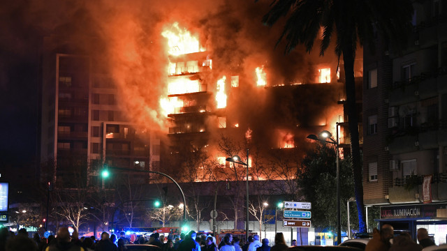 Incêndio de grandes dimensões 'engole' edifício de 14 andares em Valência