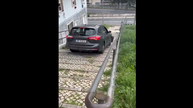 Veículo TVDE 'apanhado' a descer escadaria em Lisboa. As imagens