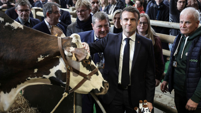 "Demite-te", "estrume". Macron recebido com vaias por agricultores