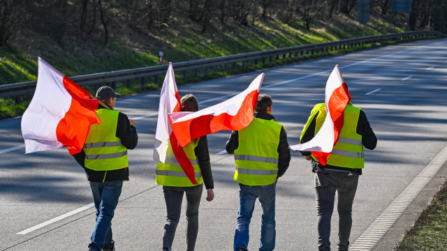 Agricultores polacos bloqueiam fronteira com Alemanha contra regras da UE