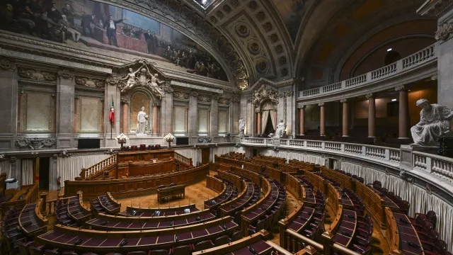 
                    Partidos apertam o cerco a Neves, mas recusam moção. 