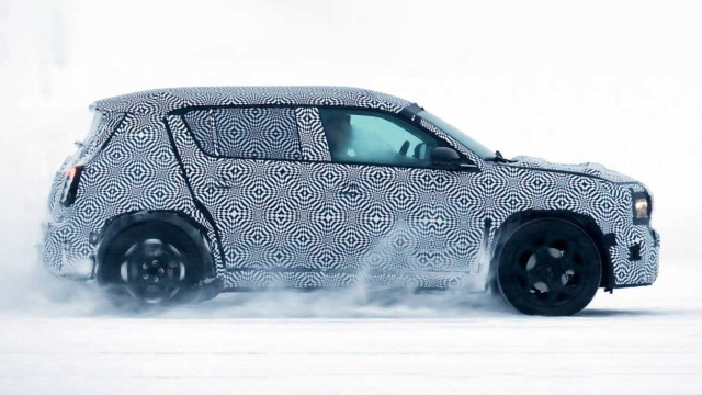 Renault imparável. Elétrico 'apanhado' em testes no meio da neve