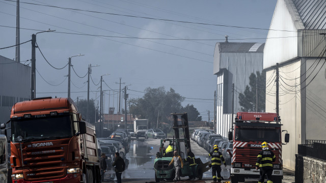 As imagens do incêndio que deflagrou numa fábrica em Santa Maria da Feira
