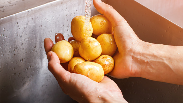 Saiba por que deve deixar as batatas em água gelada antes de cozinhá-las