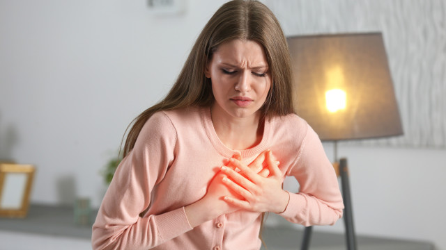 Diarreia e dor no peito ao mesmo tempo? Saiba o que pode significar