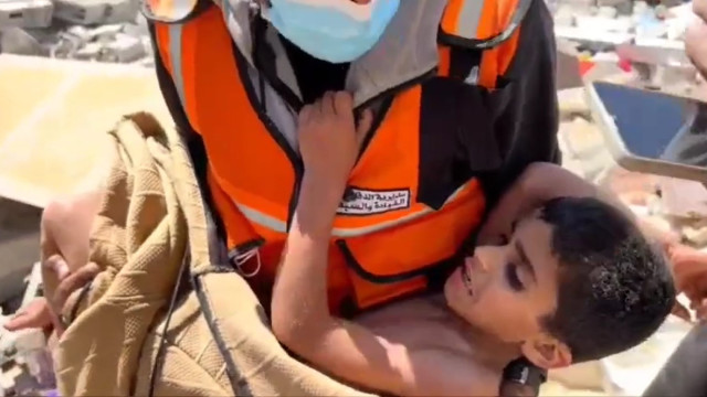 Resgatada criança que passou nove dias debaixo de escombros em Gaza