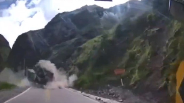 Pedras gigantes "esmagam" veículos no Peru. Por "milagre", não há vítimas
