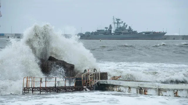 
                    Rússia relata fuga de petróleo no mar Negro após ataque com drones
                