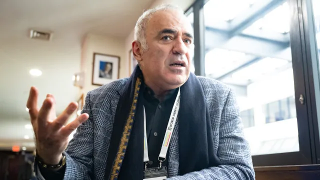 
                    Líder da oposição russo Garry Kasparov alertado de que corre perigo
                