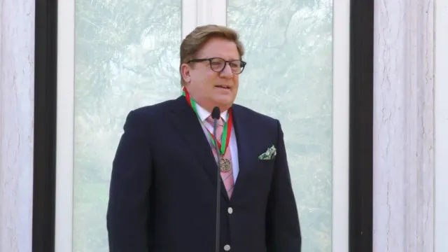 
                    Herman José apresenta novo membro da família. Vídeo
                