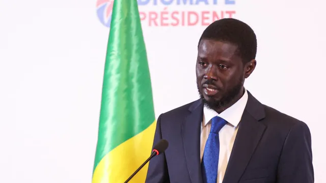 
                    Promulgada lei que permite a PM do Senegal candidatar-se às presidenciais
                