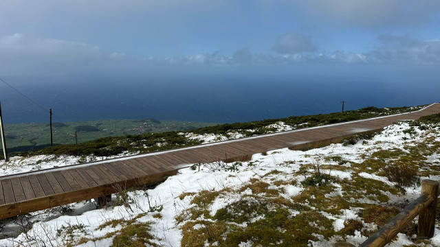 Momento raro nos Açores. Ilha Terceira acorda com neve (e não é a única)