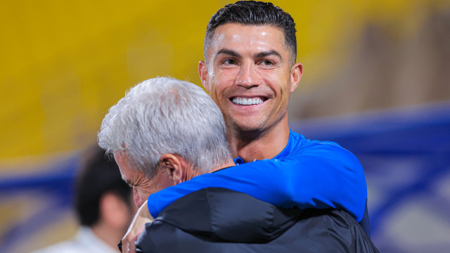 Saudades? Cristiano Ronaldo voltou ao Al Nassr com abraço a Luís Castro