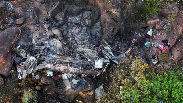 As imagens da trágica queda de um autocarro na África do Sul