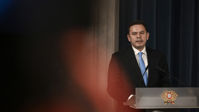 Anúncios, aeroportos e professores. Eis os primeiros 100 dias do Governo
