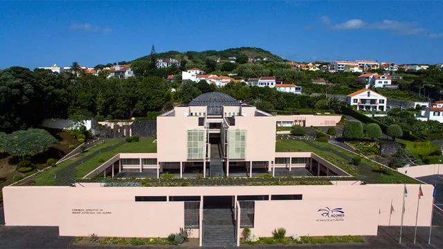 Debates de urgência e interpelação marcam plenário dos Açores