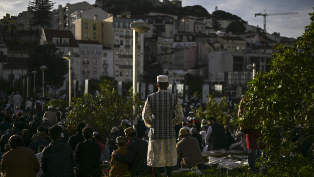 Muçulmanos em Lisboa celebram fim do Ramadão no Martim Moniz. As imagens