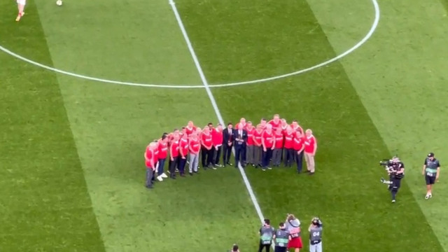 Rui Costa subiu ao relvado para homenagear Eriksson. Eis a reação da Luz
