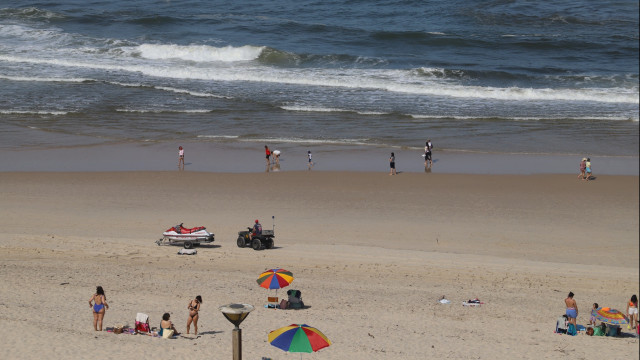 Após três dias interdita a banhos, praia da Vieira reabre