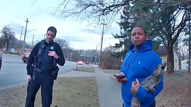 Homem detido nos EUA por passear pela rua com jacaré ao colo. O momento