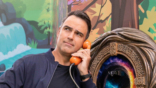 Tadeu Schmidt divulga novidades do BBB 26, como três big fones e substituições no elenco