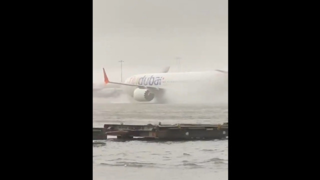 Vídeo. Aviões aterram em 'lago' no aeroporto do Dubai após chuvas fortes