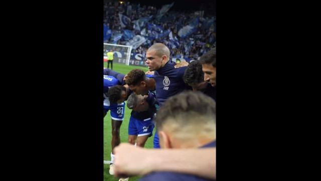 A festa dos jogadores e o cântico dos adeptos após a vitória do FC Porto