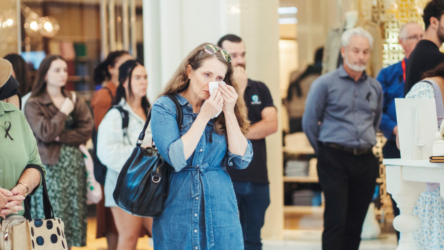 Centro comercial de Sydney reabre para homenagem após ataque. As imagens