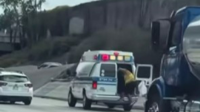 Mulher foge de ambulância em andamento em Los Angeles. Eis o momento