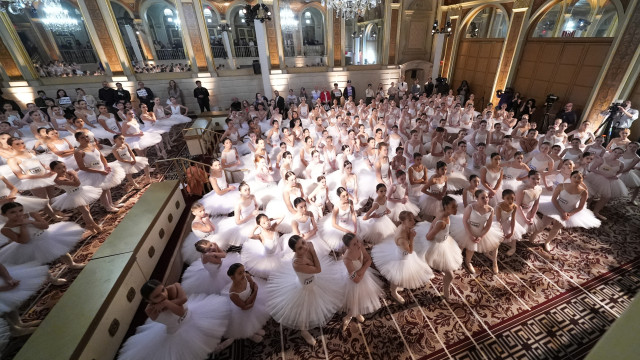 353 bailarinas dançam em bicos de pés no mesmo sítio e batem recorde