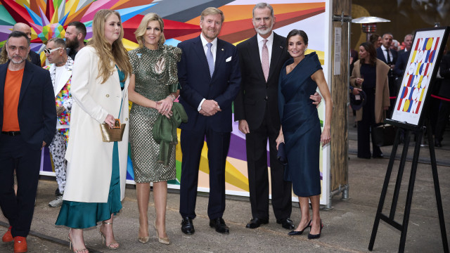Reis de Espanha despedem-se dos Países Baixos com gesto de cumplicidade