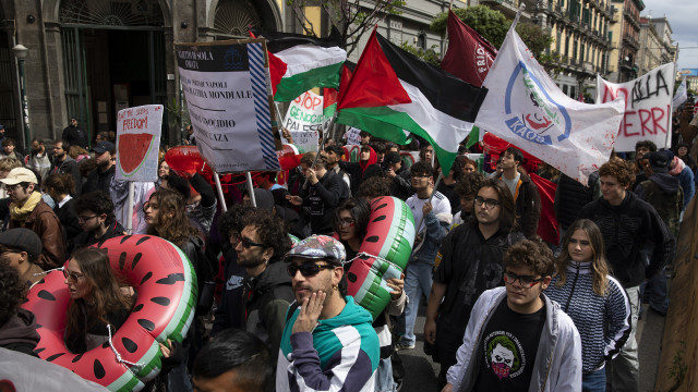 Tensão entre manifestantes e polícia italiana na reunião do G7 em Nápoles