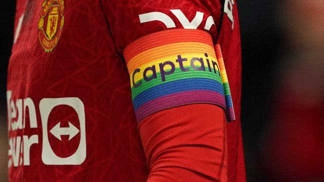 Primeiro jogador assumidamente gay pede mais à Premier League: 