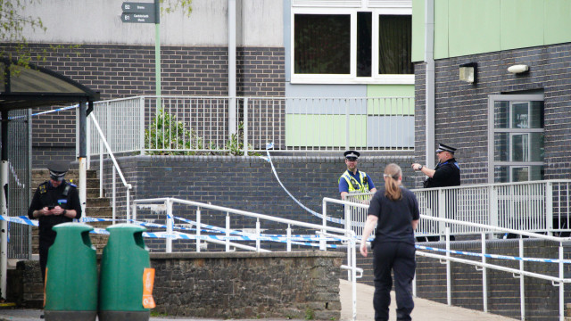 País de Gales. Adolescente detida após esfaquear aluna e dois professores