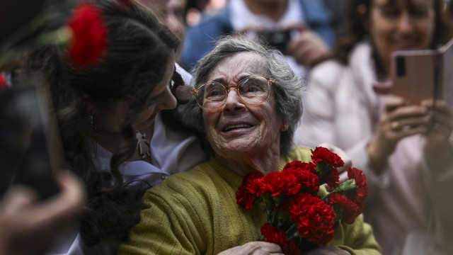 Morreu Celeste Caeiro, a mulher que deu cor de cravo ao 25 de Abril