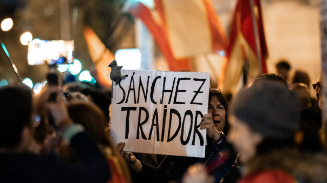 Madrid dividida entre manifestações. Uma a favor de Sánchez, outra contra