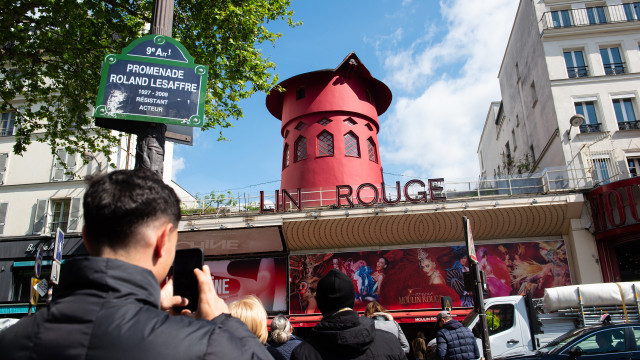 Pás do moinho do famoso Moulin Rouge em Paris caíram. E há imagens 