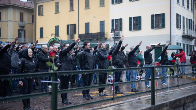 Dezenas de italianos fazem saudação fascista em homenagem a Mussolini
