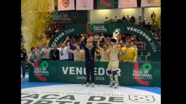 Eis o momento em que o FC Porto recebeu a Taça de Portugal em hóquei