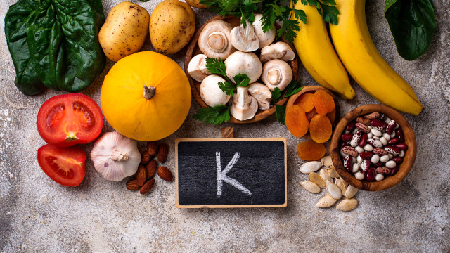 Os motivos pelos quais precisa de consumir mais alimentos com vitamina K