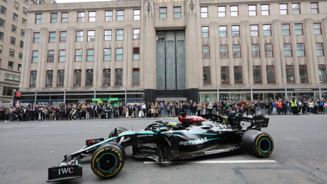 Lewis Hamilton conduziu um F1 nas ruas de Nova Iorque
