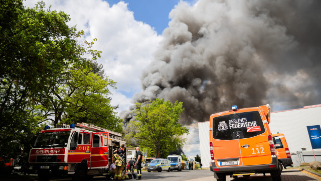 Incêndio em fábrica alemã de armas enviadas para a Ucrânia. As imagens