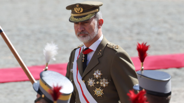 40 anos depois, rei Felipe VI volta a fazer juramento de bandeira 