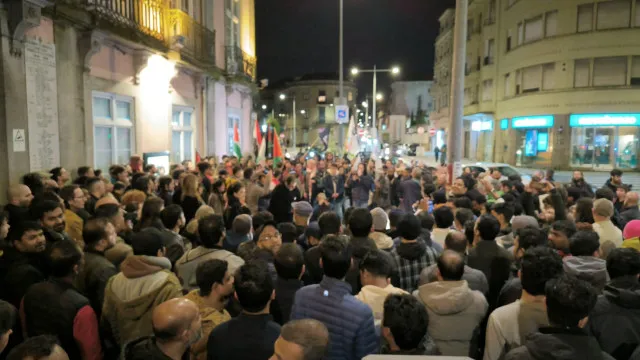Situação calma na Praça D. João I no Porto após assembleia popular
