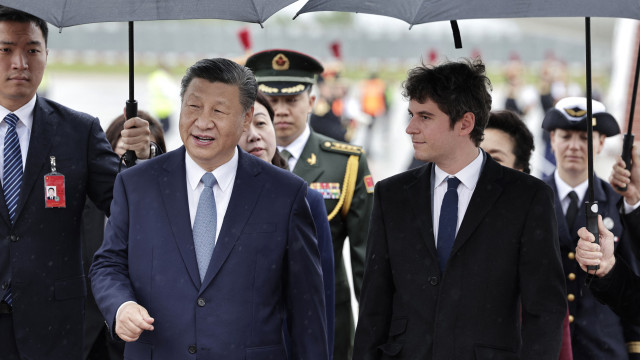 Xi Jinping chegou a Paris (para reforçar laços com a Europa). As imagens