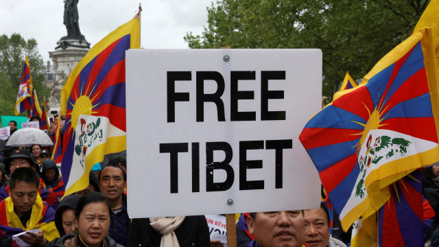 Manifestantes pró-Tibete em Paris contra visita de Xi. As imagens