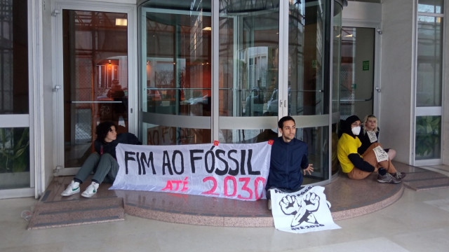 Ativistas climáticos bloqueiam entrada do Banco de Portugal. PSP no local