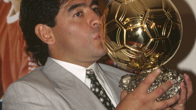 Acusações de roubo suspendem leilão da Bola de Ouro de Maradona