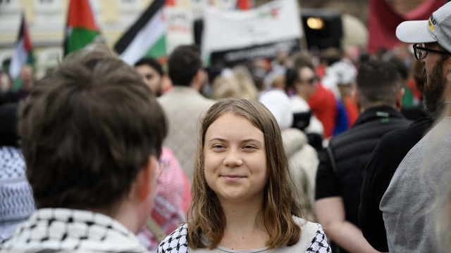 Greta Thunberg entre milhares que protestam contra Israel na Eurovisão